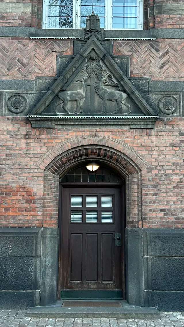 Billede af fattig indgang hjorte relief ved indgangen, i tegl, natursten, granit og træ.