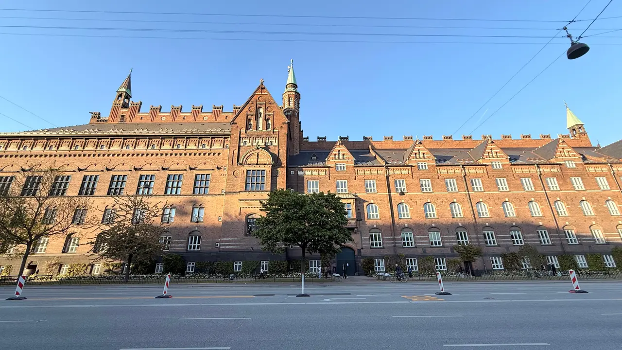 Oversigtsbillede af boulevard side facade på gadefacaden, i tegl, natursten, mørtel og skifer.
