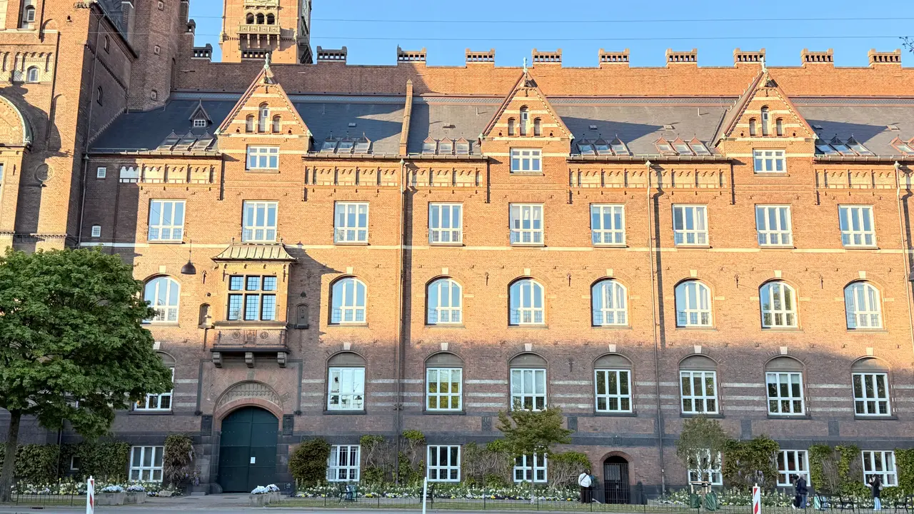 Oversigtsbillede af have facade og tinde taglinje på gadefacaden, i tegl, mørtel, natursten og skifer.
