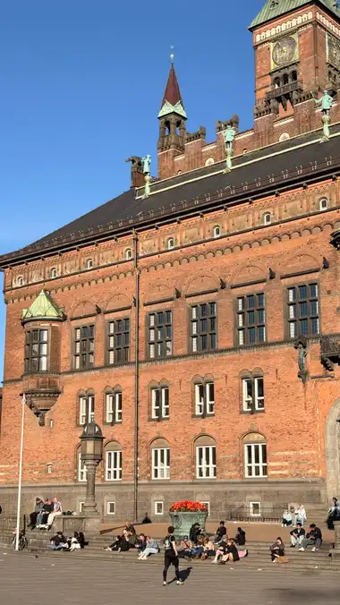 Billede af vest ende skrå med taglinje bjørn set fra pladsen, i tegl, mørtel, granit og natursten.