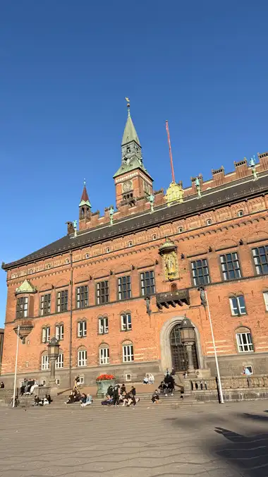 Oversigtsbillede af hoved plads facade set fra pladsen, i tegl, mørtel, granit og skifer.