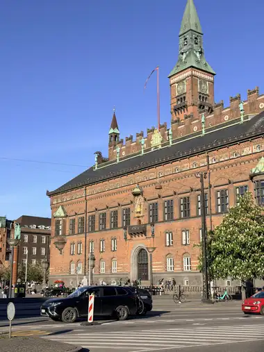 Oversigtsbillede af hoved front fra  plads set fra pladsen, i tegl, granit, sandsten og skifer.