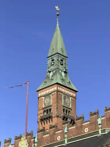 Billede af hoved ur tårn set fra pladsen, i tegl, natursten, kobber og glas.