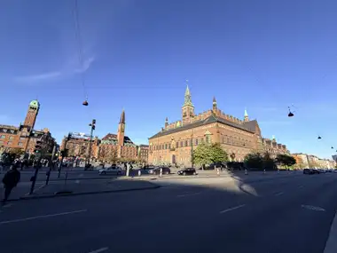 Oversigtsbillede af by hal fra  boulevard set fra pladsen, i tegl, natursten, skifer og kobber.