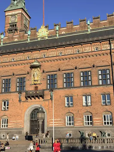 Billede af midterste facade med tag vagt og våben set fra pladsen, i tegl, mørtel, granit og natursten.