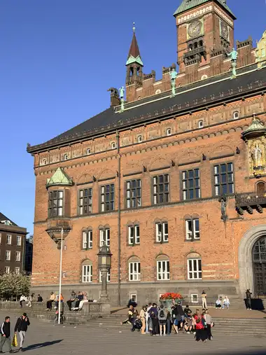 Billede af vest snit af  plads front set fra pladsen, i tegl, mørtel, granit og sandsten.
