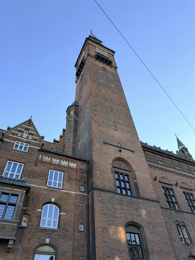 Billede af hoved tårn hel højde fra  gård på gadefacaden, i tegl, mørtel, natursten og kobber.