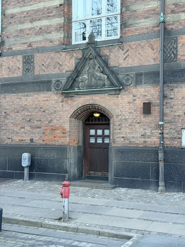 Billede af fattig indgang fra  gade ved indgangen, i tegl, granit, mørtel og træ.