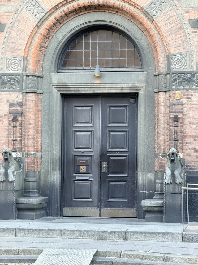 Billede af hvalros port portal tæt ved indgangen, i tegl, mørtel, granit og træ.