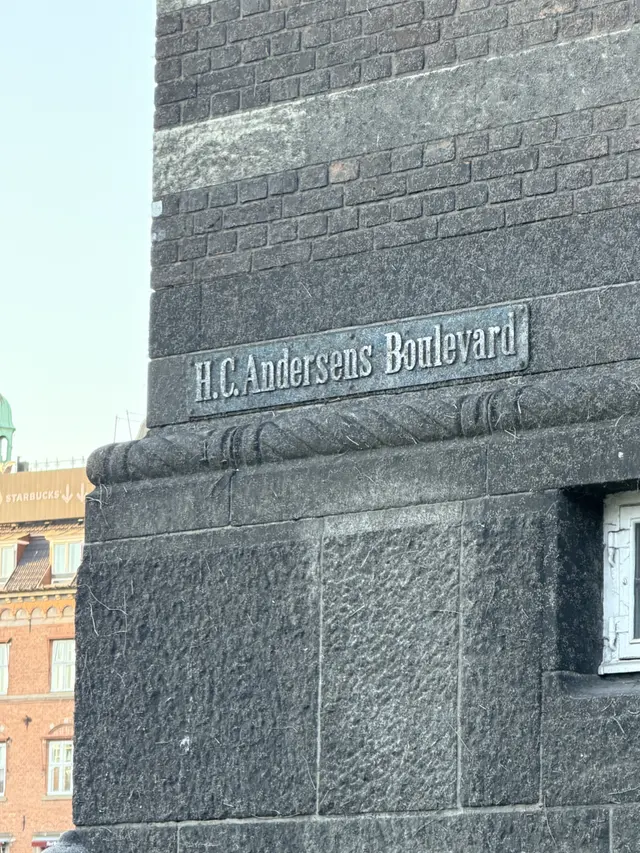 Nærbillede af gade plade på tov skifte granit sokkel på gadefacaden, i tegl, granit, natursten og træ.