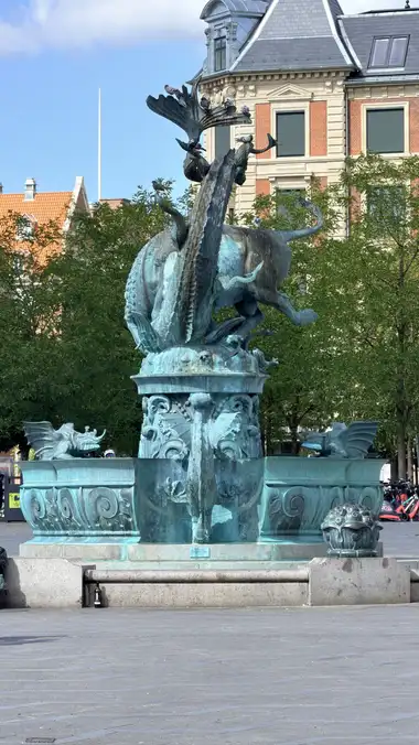 Billede af plads springvand kumme og hjørne dyr set fra pladsen, i granit.