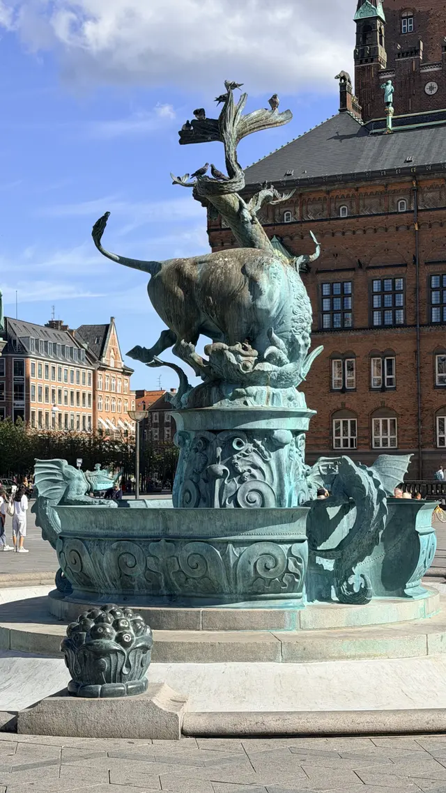 Billede af plads springvand med by hal bag set fra pladsen, i granit, tegl, mørtel og skifer.