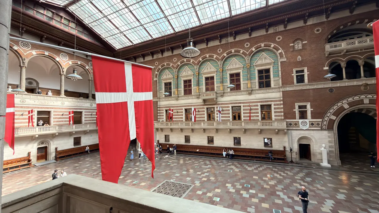 Oversigtsbillede af overdækket hal med fliser i den store hal, i tegl, natursten, fliser og træ.