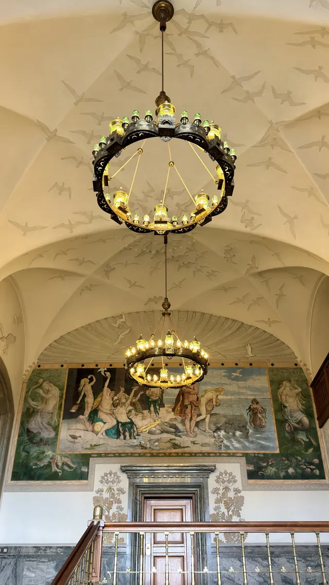 Billede af præsidentens trappe hvælv med måger på trappen, i puds, træ, jern og glas.