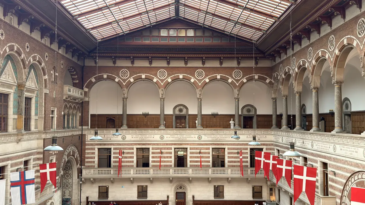 Oversigtsbillede af hal krønike bånd og loggia i den store hal, i tegl, natursten, træ og stål.