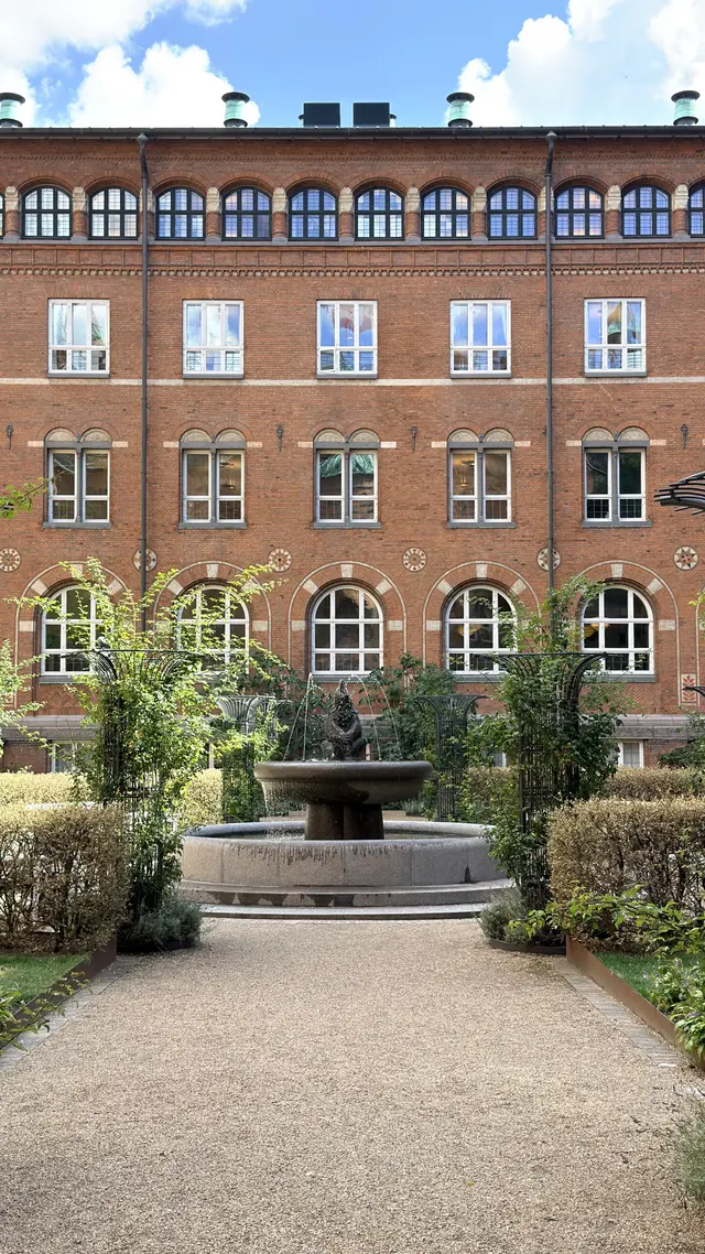 Oversigtsbillede af gård have springvand i gården, i tegl, natursten, mørtel og træ.