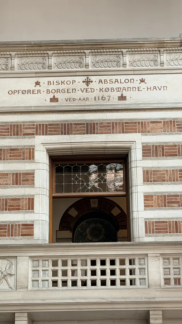 Billede af krønike felt absalon 1167 i den store hal, i puds, tegl, natursten og træ.