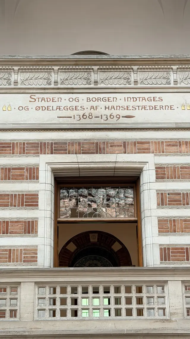 Billede af krønike felt hanseatisk sæk 1368 1369 i den store hal, i puds, tegl, natursten og mørtel.