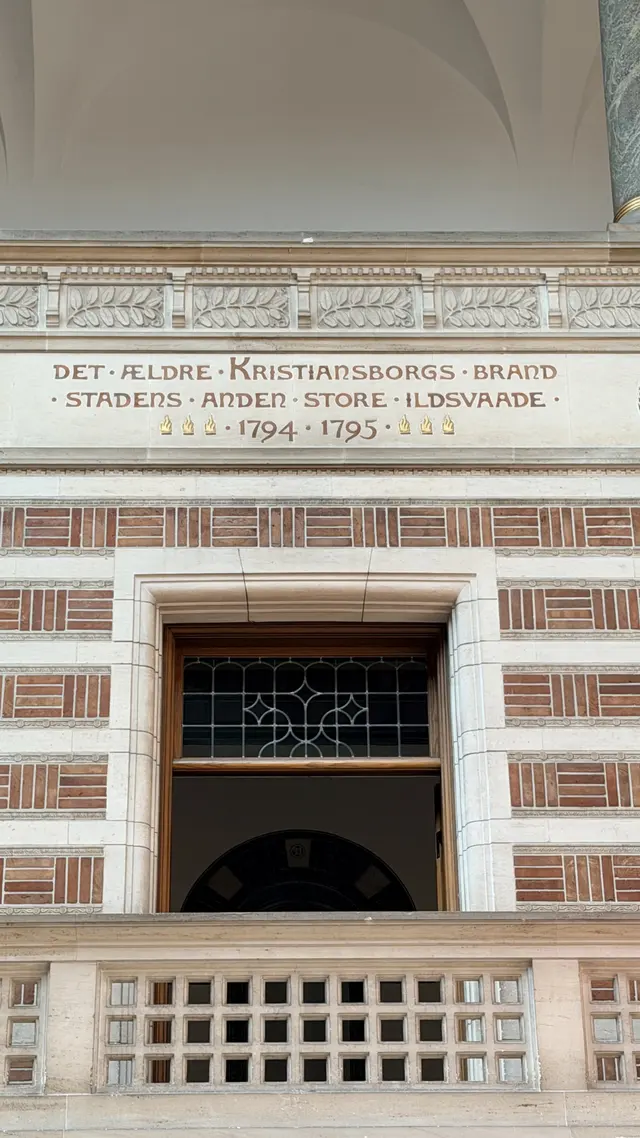 Billede af krønike felt christiansborg brand 1794 1795 i den store hal, i natursten, tegl, mørtel og træ.