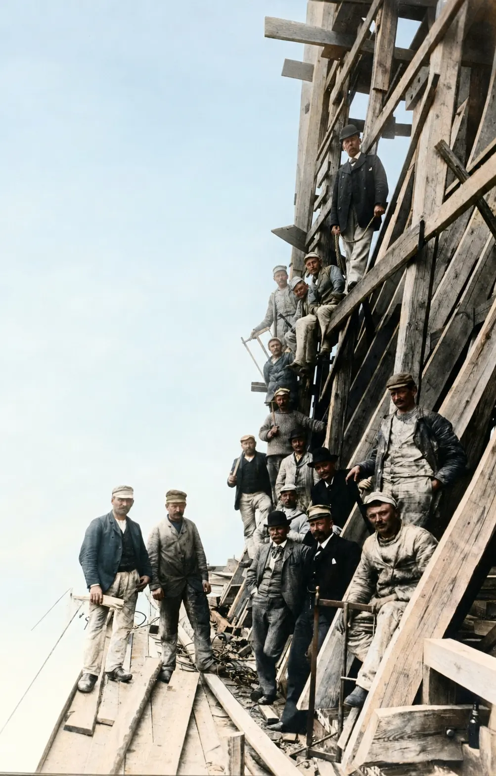 Billedet viser håndværkere ved opførelsen af Københavns Rådhus i 1897.
