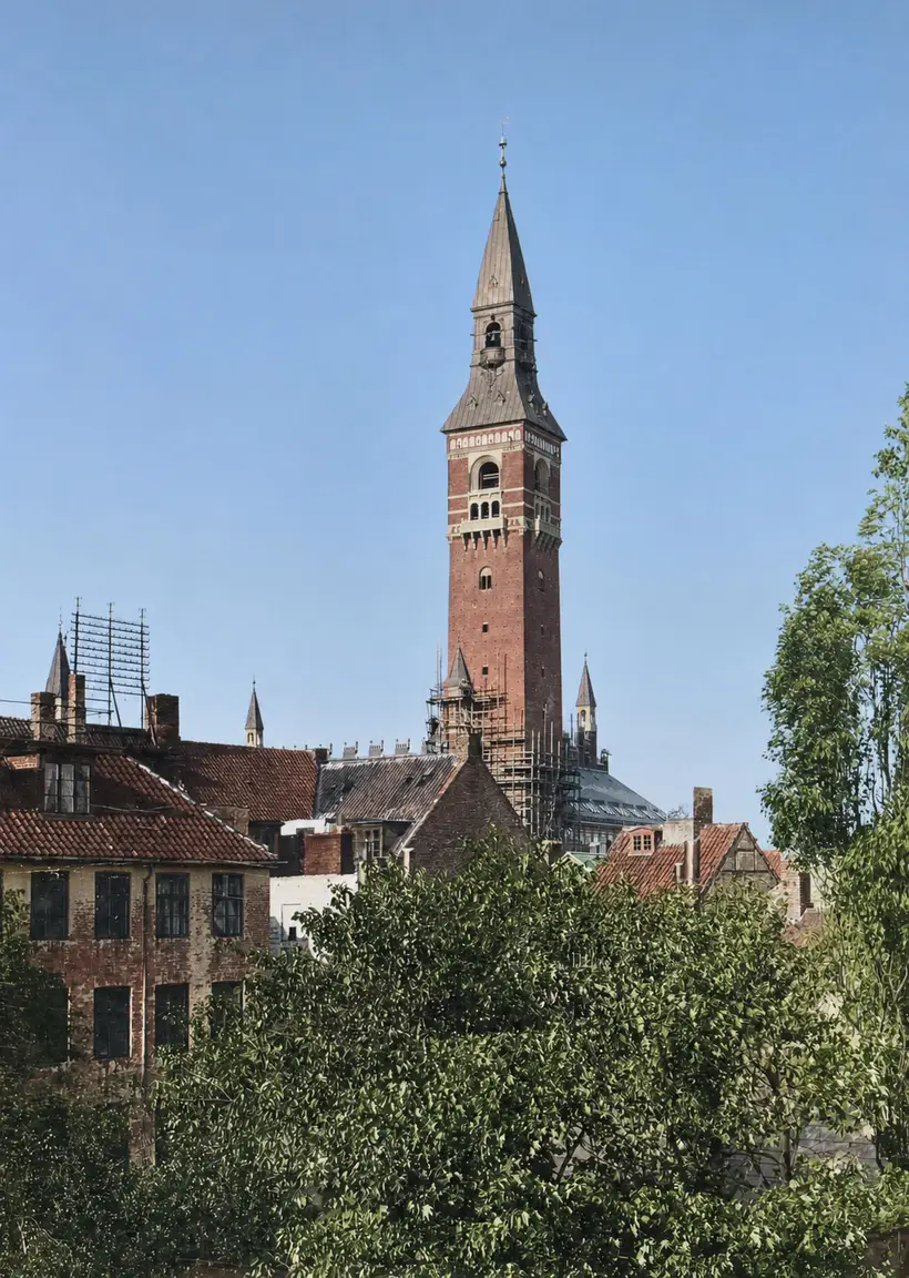 Billedet viser Københavns Rådhustårn under opførelse i 1899 set fra baghuset i Stormgade 12.