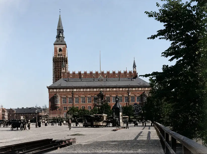 Billedet viser det nye Københavns Rådhus i august 1899.