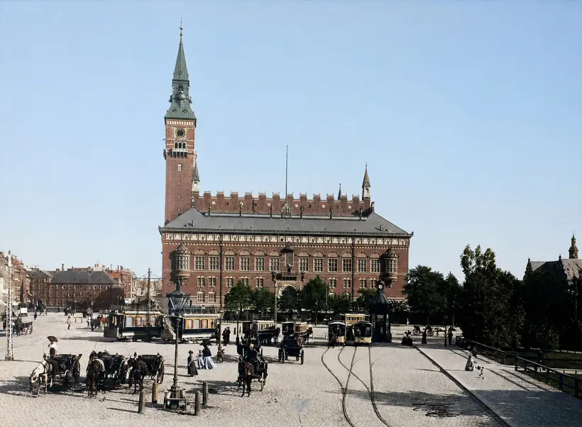 Billedet viser Københavns Rådhus og Rådhuspladsen i 1900 med FSEA-motorvogne og KFS-hestesporvogne.