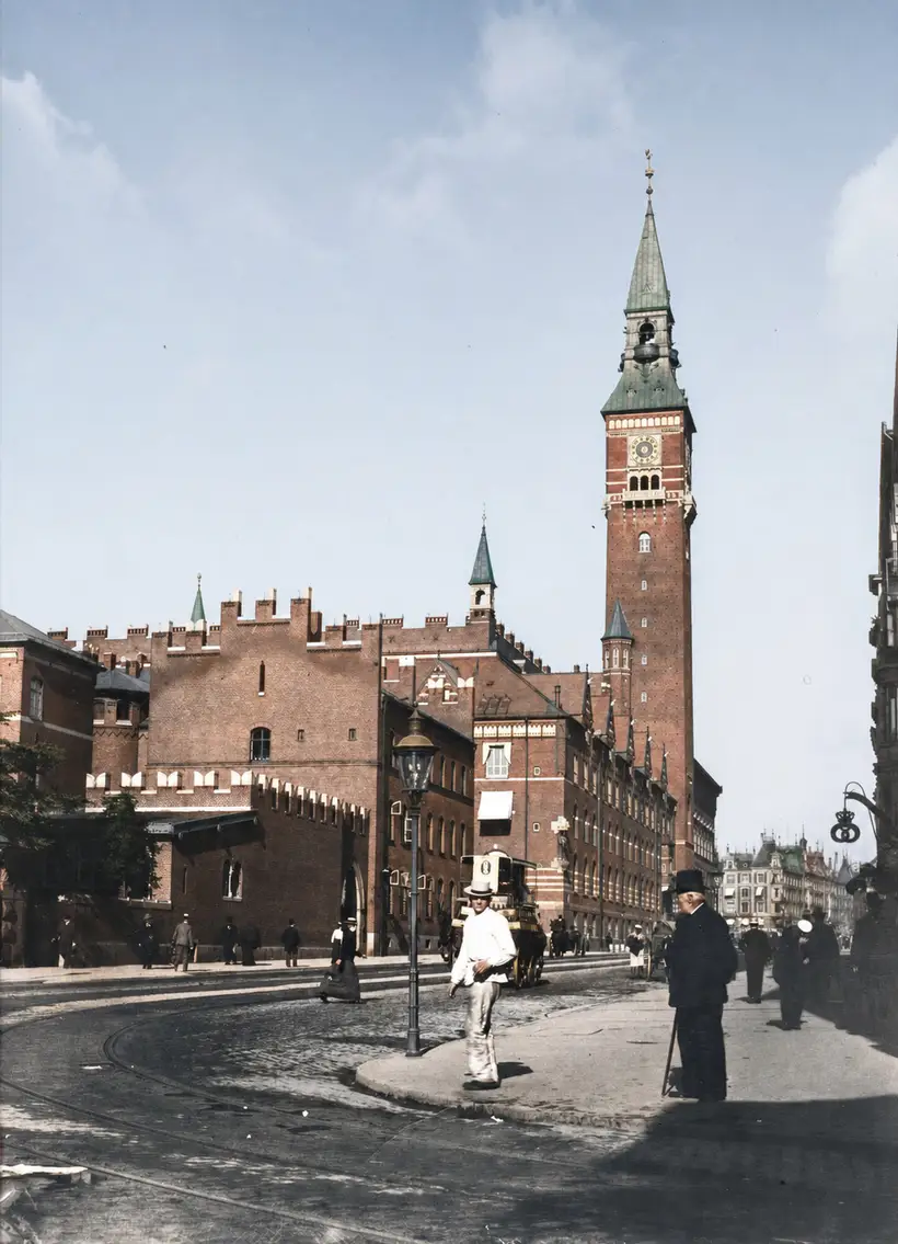 Billedet viser bagsiden af det nye Københavns Rådhus set fra Vester Voldgade i september 1901.