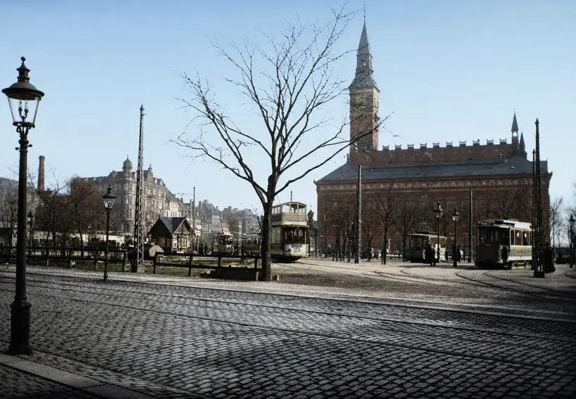 Billedet viser Rådhuspladsen ved Københavns Rådhus i 1901.