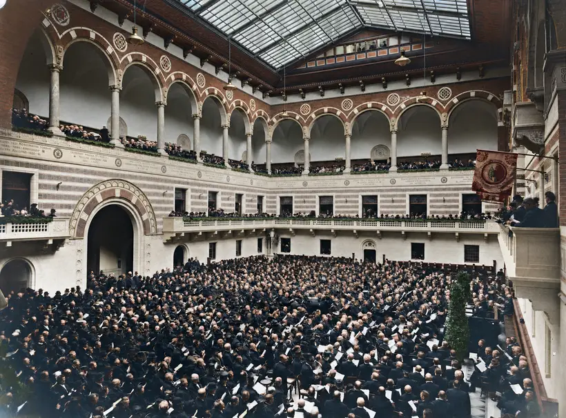 Billedet viser den festlige indledning til Borgerrepræsentationens første møde i Københavns Rådhus i 1903.