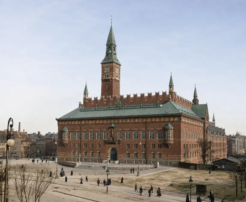 Billedet viser Københavns Rådhus fra hjørnet af Vesterbros Passage og Vestre Boulevard med et afspærret område og arbejdsskure til højre i 1904.