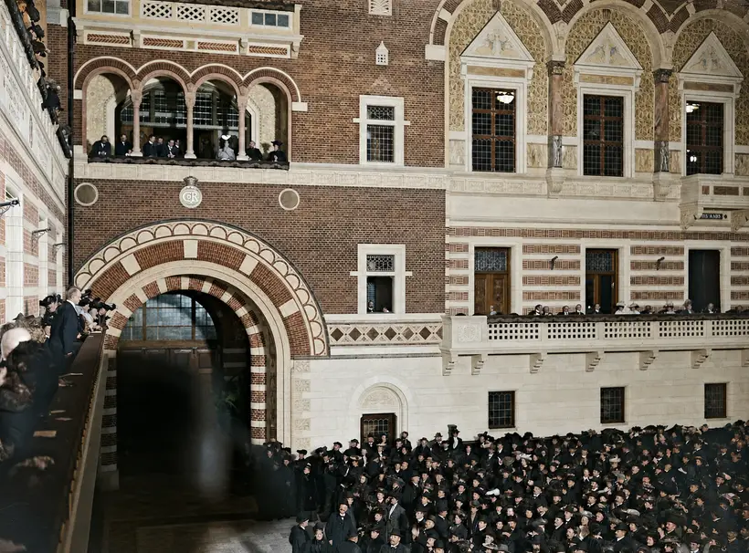 Billedet viser en koncert til fordel for friskolebørnenes bespisning i Københavns Rådhus i 1904.