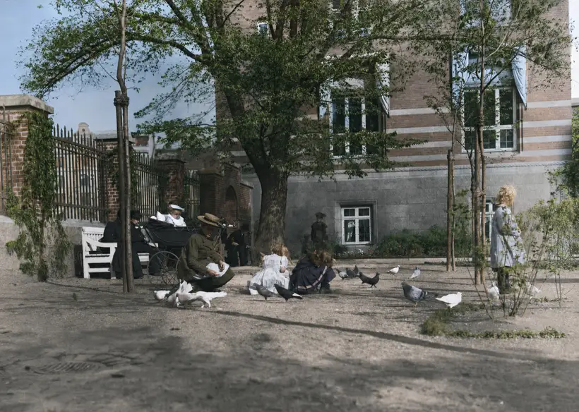 Billedet viser Rådhushaven ved Københavns Rådhus i 1904.