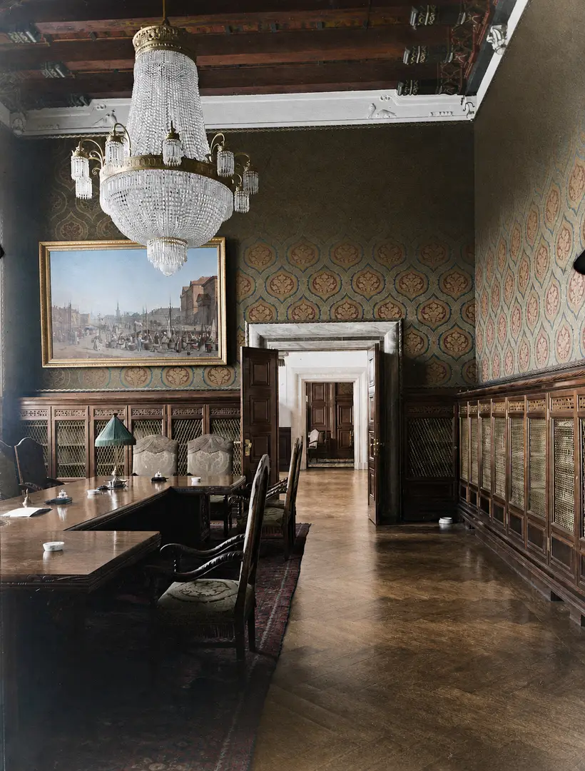 Billedet viser Borgerrepræsentationens udvalgsværelse i Københavns Rådhus i 1904.