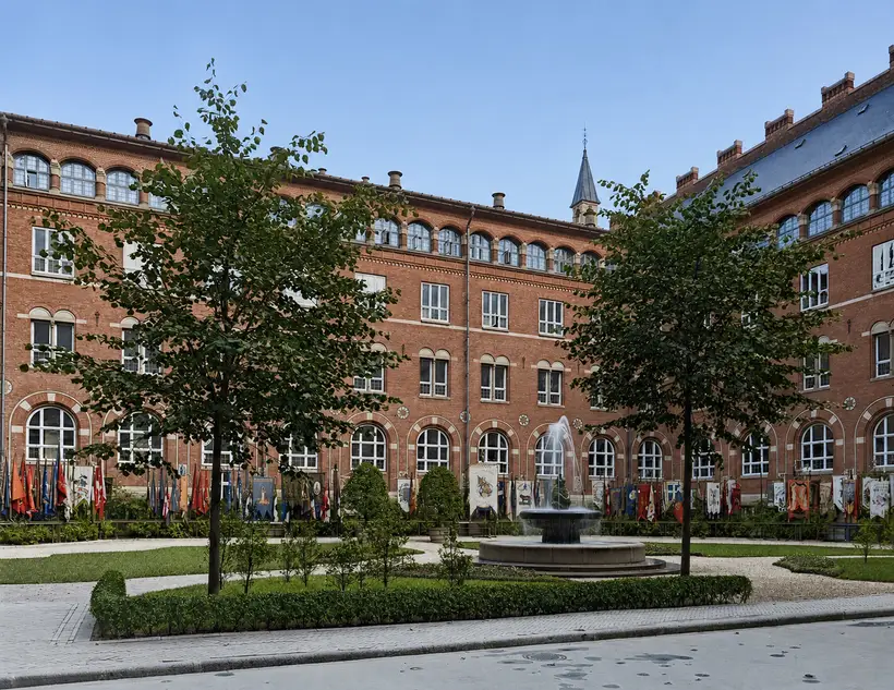 Billedet viser i 1905 faner opstillet i gården på Københavns Rådhus.