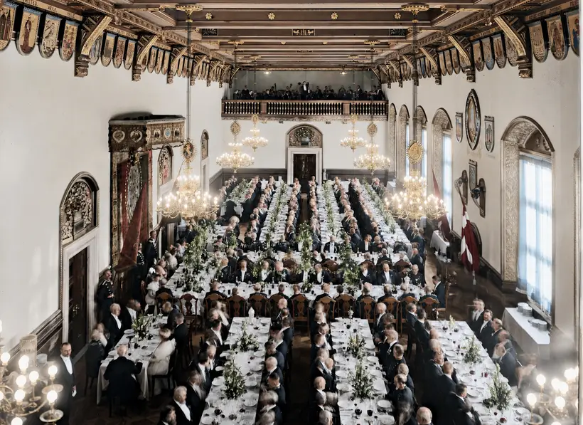 Billedet viser i 1905 borddækning på Københavns Rådhus i forbindelse med rådhusets indvielse.