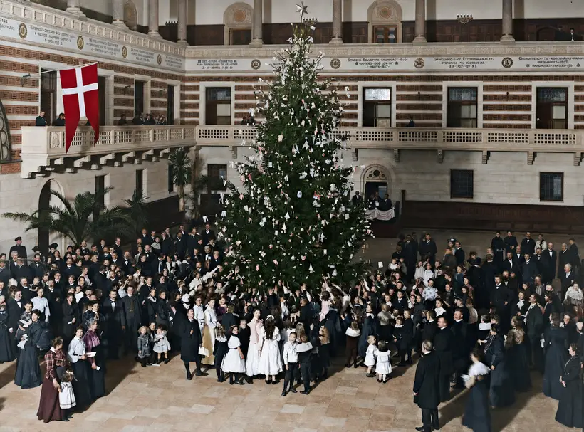 Billedet viser i 1907 et juletræ på Københavns Rådhus.