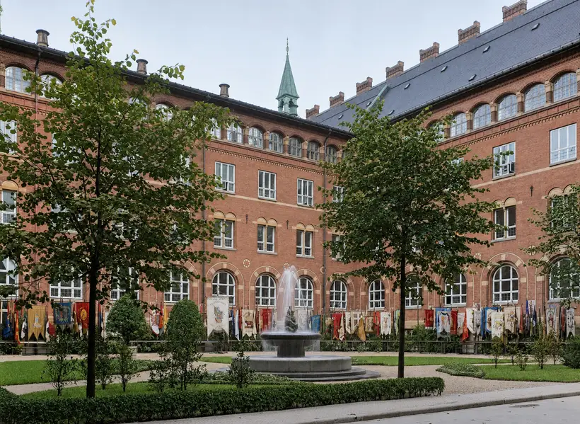 Billedet viser i 1908 faner opstillet i den åbne gård på Københavns Rådhus.