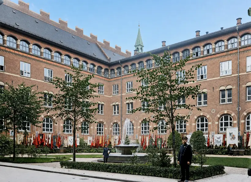 Billedet viser i 1908 faner opstillet i den åbne gård på Københavns Rådhus.