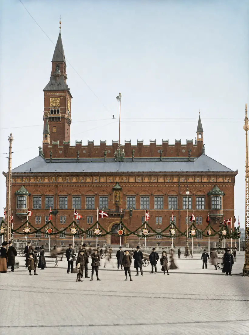 Billedet viser i 1908 udsmykning foran Københavns Rådhus på Rådhuspladsen ved kong Edwards ankomst.