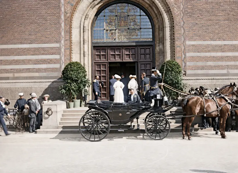 Billedet viser i 1908 ankomst med karet til Københavns Rådhus.
