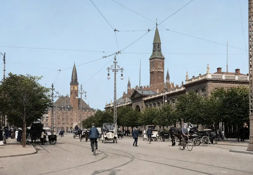 Billedet viser Vesterbros Passage med Paladshotel og Københavns Rådhus i baggrunden i 1910.