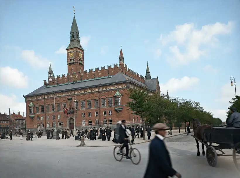 Billedet viser Københavns Rådhus med flag på balkonen over hovedindgangen i 1912.