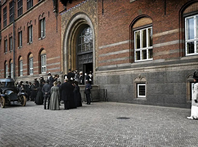 Billedet viser hovedindgangen til Københavns Rådhus i 1913.