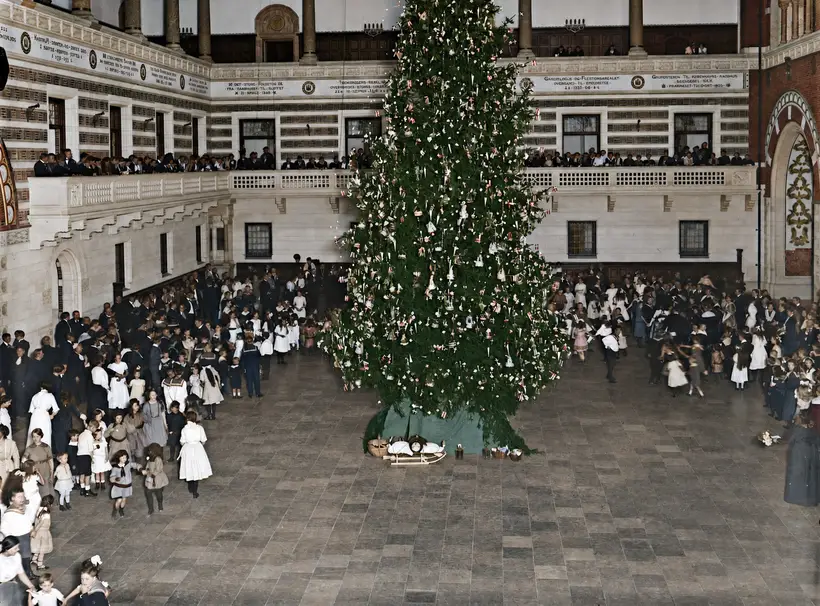 Billedet viser en juletræsfest i Rådhushallen på Københavns Rådhus i 1913.
