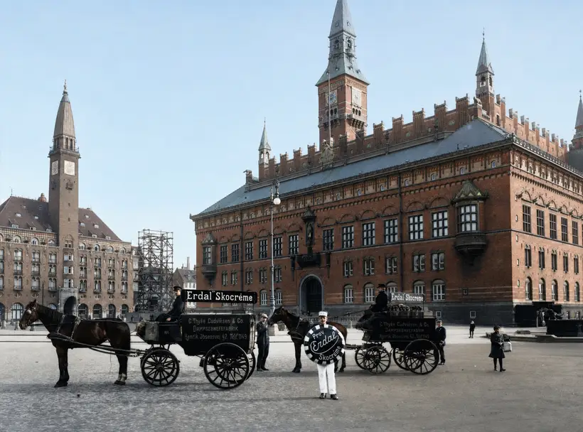 Billedet viser en reklame for Erdal Skocreme på Rådhuspladsen ved Københavns Rådhus i 1914.