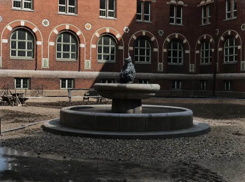 Billedet viser Bjørnespringvandet af T.H. Bindesbøll og Joachim Skovgaard i gården på Københavns Rådhus i 1915.