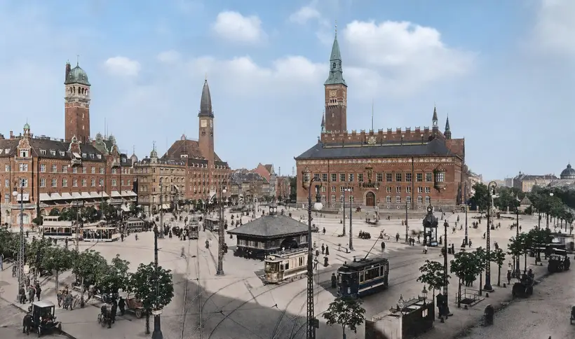 Billedet viser Rådhuspladsen set mod Københavns Rådhus på et postkort dateret 1915.