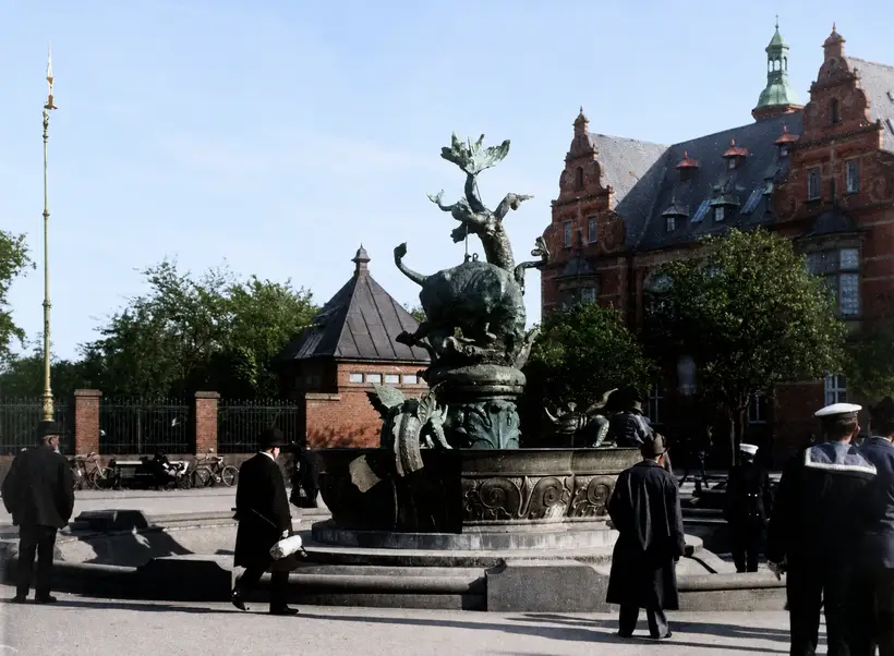 Billedet viser Dragespringvandet med H.C. Andersen-Slottet i baggrunden ved Københavns Rådhus i 1915.