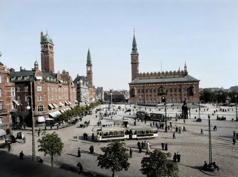 Billedet viser Rådhuspladsen ved Københavns Rådhus i 1916.